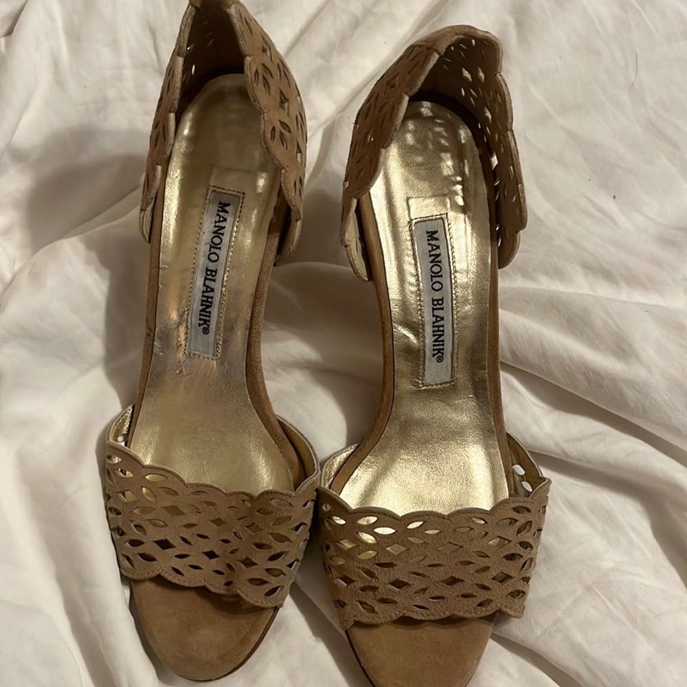 Excellent condition Manolo Blahnik beige suede d’Orsay pump size 36